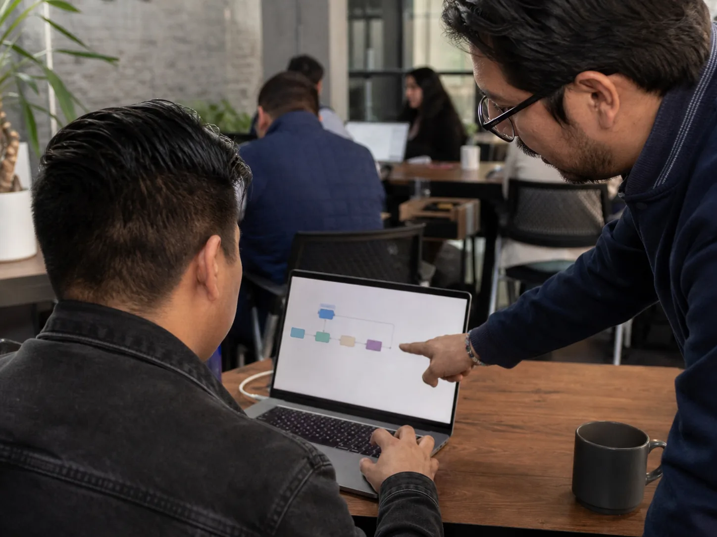 Participante trabajando con apoyo del instructor durante una práctica de inteligencia artificial